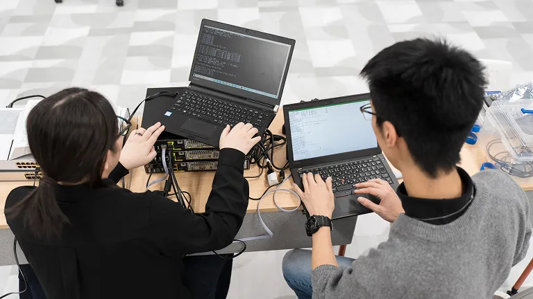 学生が機材とパソコンで学習する様子