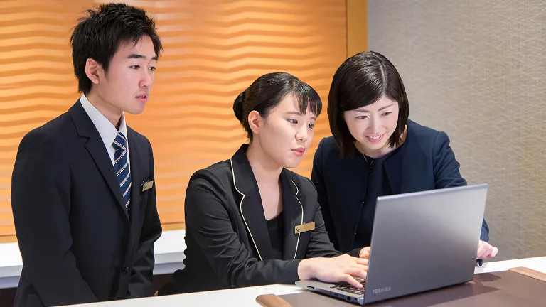 学生が管理システムを学ぶ様子