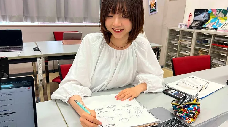 学生が創作絵本の制作をしている様子