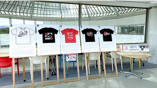 様々なデザインのTシャツが並んでいる様子