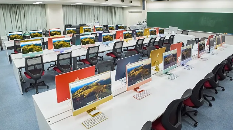 学生たちがデザイン実習室で談笑している様子