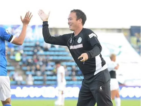 うつ伏せになっている人に施術をする学生と、指導している講師の様子