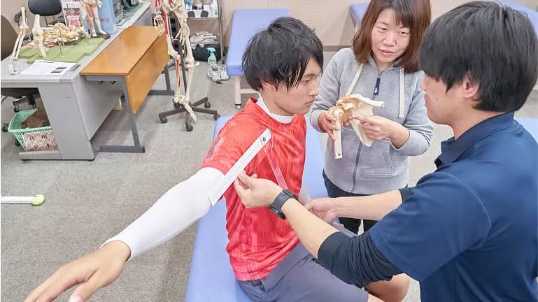 男性の身体を測定している様子