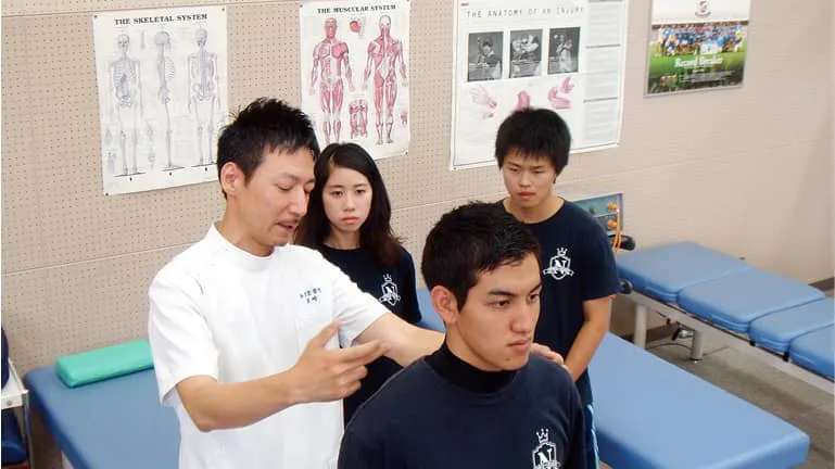 学生たちが講師から教わっている様子