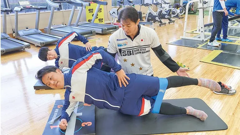 学生たちが体幹トレーニングをしている様子