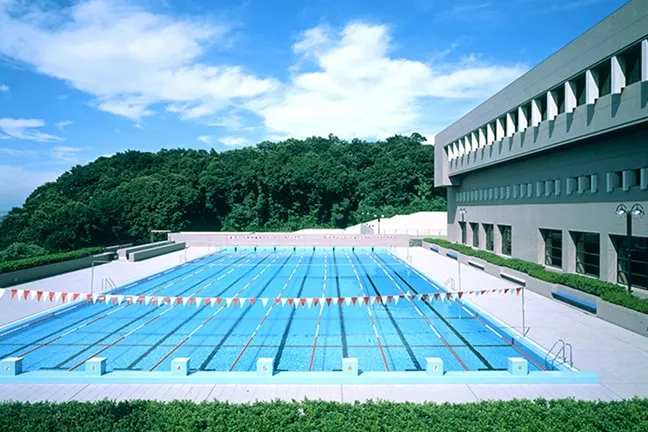 競技仕様の屋外プール