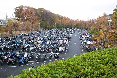 奥の二輪車が霞んで見えないほど広い敷地