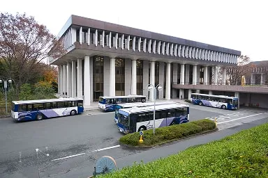ギリシャ式の美術館にも見える建物の前にある、駅前のように広いターミナル