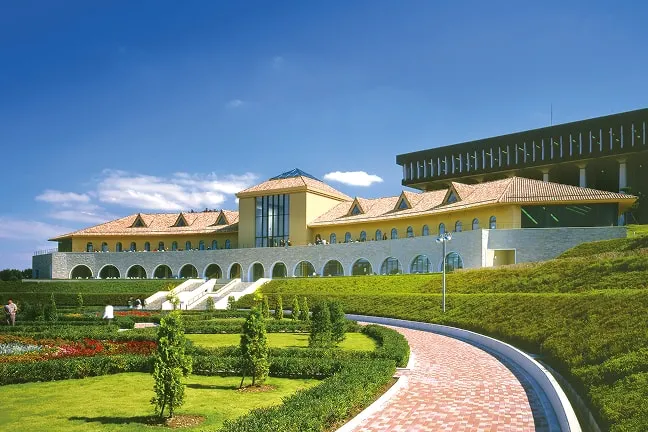 広大な庭園に隣接するカントリー調の建物