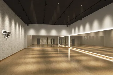 階段状の観客席を持つ総合グラウンドと8レーンあるプールの風景