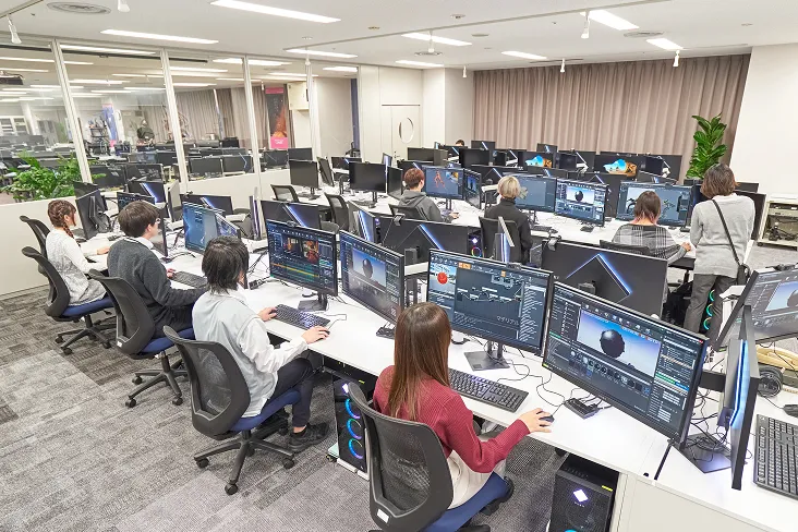 1人2枚の大型ディスプレイが設置されているCG実習室の授業風景