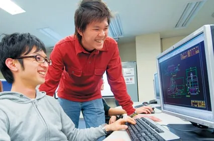 運転席を持つボブスレー型の製作物を実際に使用している画像と、スポーツカー型製作物の3D設計図を作成している生徒の画像