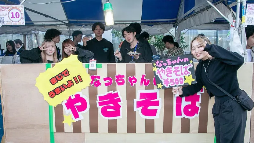 焼きそばの出店の様子