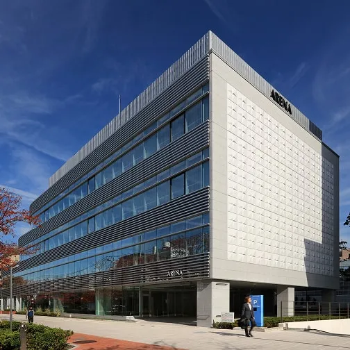 直線的で堅牢そうな日本工学院アリーナの撮影画像