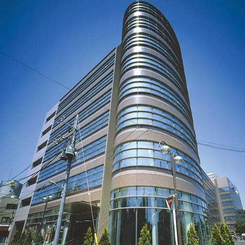 楕円形の部分を手前に撮影した7階建てのアニメ・デザイン館