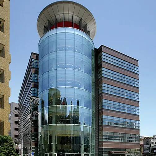筒状でガラス張りの構造部が目を引く12号館