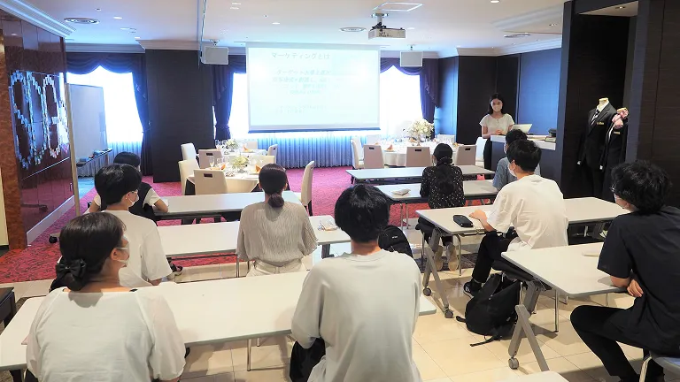 講師が前に立ち学生たちが教室で授業を受ける様子