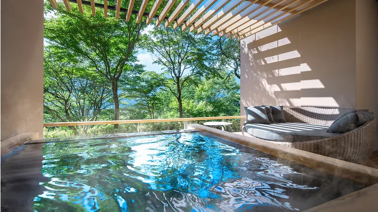 緑を眺めながら入浴できる半露天風呂
