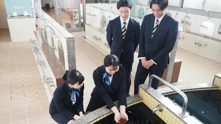 実習先の温浴施設で見学する学生たち