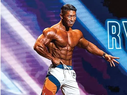 トレーニングマシンを使用している男性と、サポートをしている男性と女性の様子