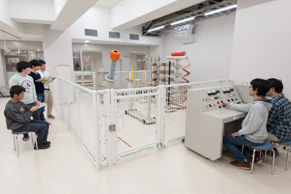 蒲田キャンパスの高電圧実習室