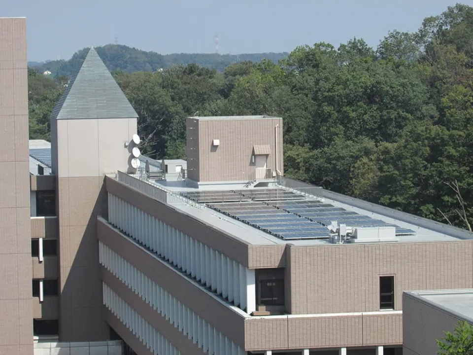 屋上にソーラーパネルが並んでいる高所から撮影した建物2