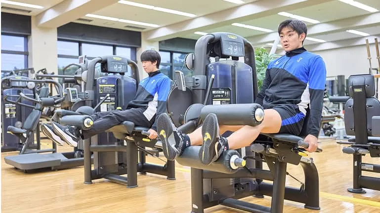 男性2人がトレーニングマシンを使用している様子