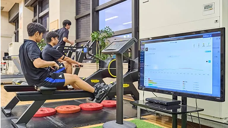 男性3人がトレーニングマシンを使用している様子