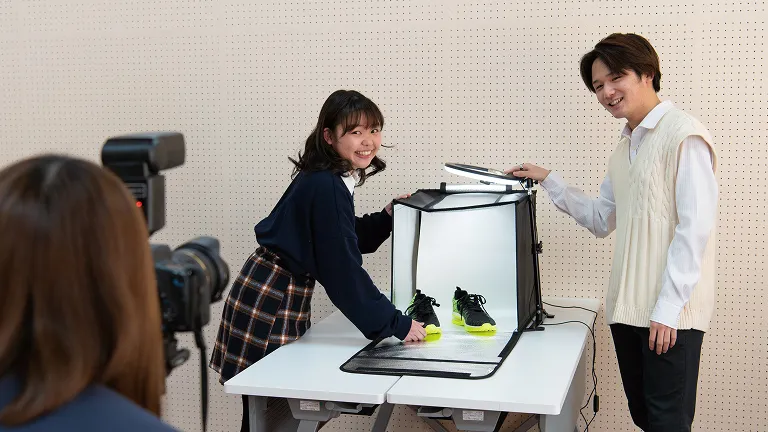 学生たちがスニーカーの撮影をしている様子