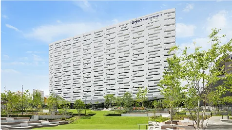 整備された開放的な芝生広場と白い建物