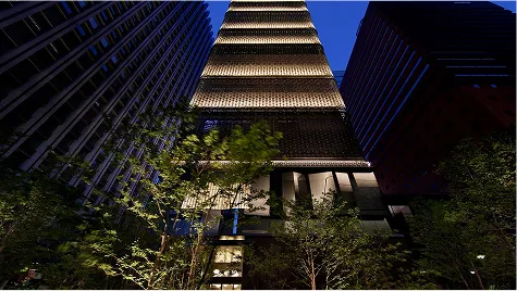 下から見上げた高層ホテルの夜景