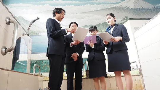 ホテルから派遣された講師から指導を受ける学生の様子