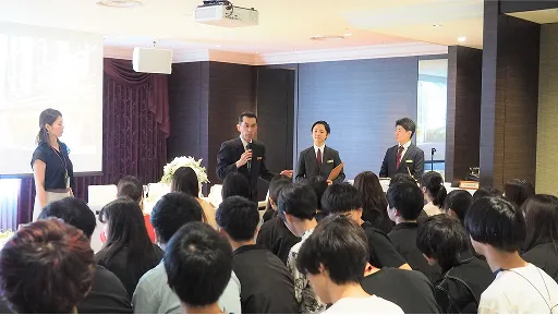 多くの学生たちが企業担当者の話を聞く様子