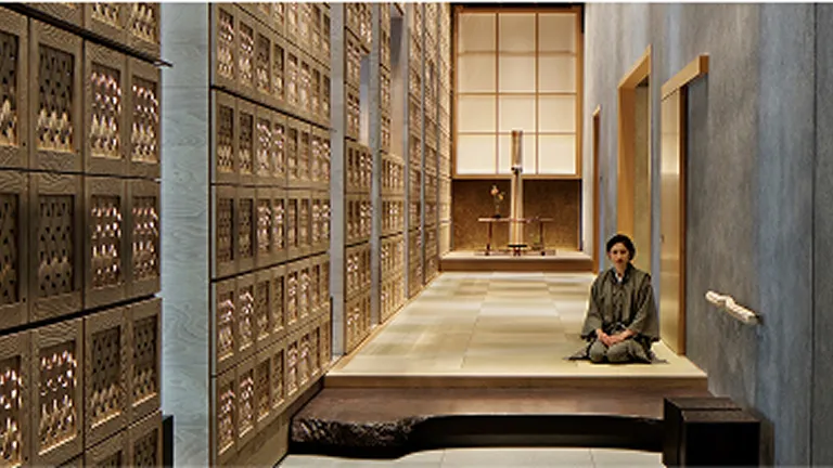 印象的な和風の壁と靴箱のあるエントランスと正座で迎えるスタッフ