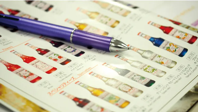 開かれた飲み物カタログとペン