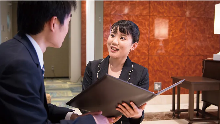 星野リゾートから派遣された講師から指導を受ける学生の様子