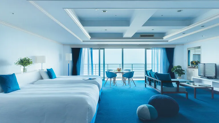 海を望むバルコニー付きの広々としたホテル客室