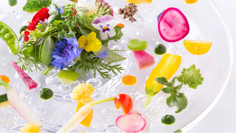 彩り豊かな野菜や花があしらわれた料理