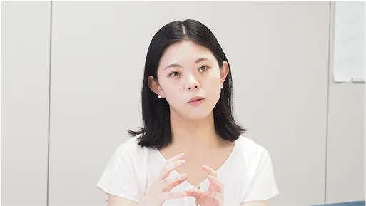 従業員が様々なサービスにシステムを通してアクセスすることを示す図