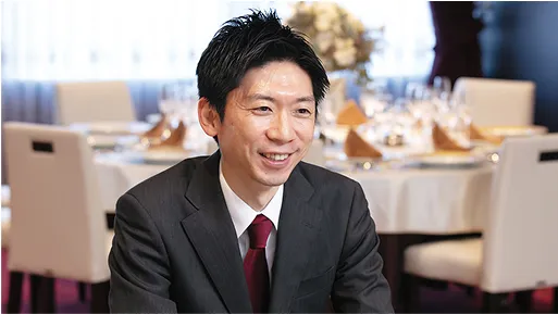 従業員が様々なサービスにシステムを通してアクセスすることを示す図