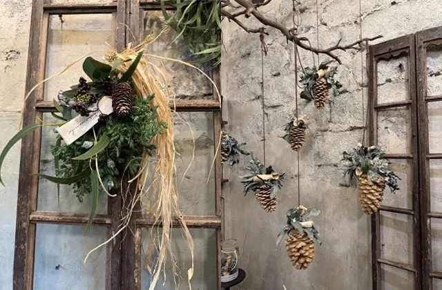 松ぼっくりオーナメントとミニスワッグ