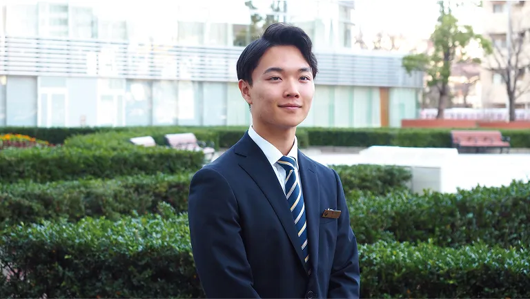 屋外で笑顔で話す柳 恒さん