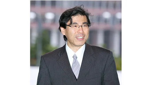 屋外で笑顔で話す講師