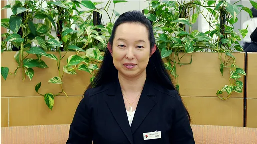 屋外で笑顔で話す講師