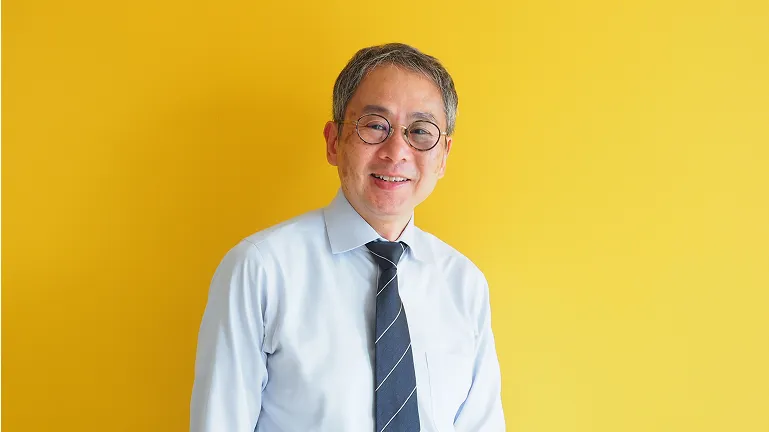 正面を向いて話す山本 純士先生