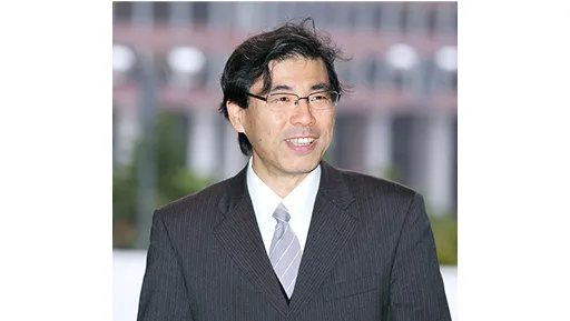 学生グループがスマートフォンやパソコンを使用する様子