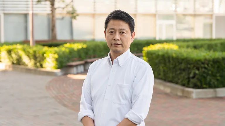 正面を向いて話す西山 陸先生