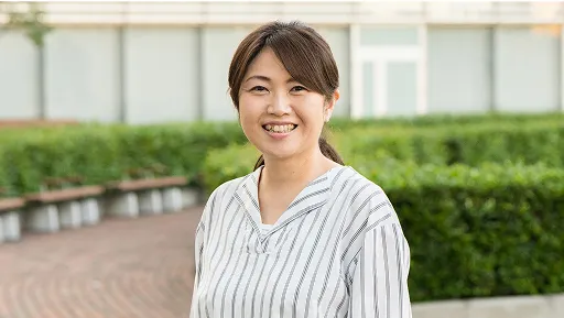 学生グループがスマートフォンやパソコンを使用する様子