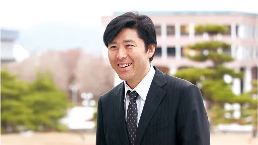 学生グループがスマートフォンやパソコンを使用する様子