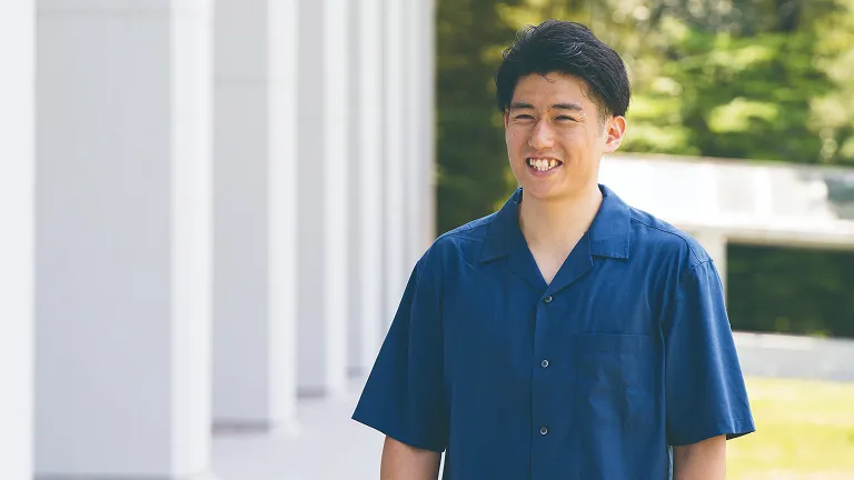 屋外で笑顔で話している近藤 祥さん